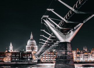 Rozpočtový deficit Británie v březnu i za celý rok 2020/21 dosáhl rekord